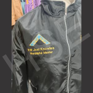 เสื้อแจ็คเก็ตวินด์เบรกเกอร์ปักลายสัญลักษณ์เมสันแบบกำหนดเอง – เสื้อแจ็คเก็ตสีดำน้ำหนักเบาแบบซิปเต็มตัวพร้อมดีไซน์โลโก้แบบกำหนดเอง - Product Image 3