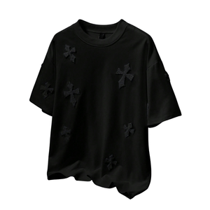 Camiseta Negra de Manga Corta para Hombre con Detalle de Cruz en Relieve, Cuello Redondo, Estilo Urbano, Casual, Holgada, Ropa al por Mayor - Product Image 1