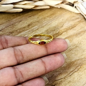 Bagues en grenat tendance, délicates, en laiton plaqué or 18 carats pour femme, avec bande texturée minimaliste, bijoux solitaires pour la vente en gros/OEM - Product Image 1