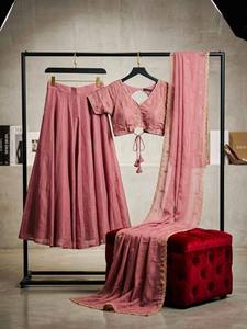 Ensemble Lehenga en Soie Tissée avec Perles, Modèle Noor, Broderie de Perles Elara Luxe, Longueur Ras du Sol, Tenue de Mariage et de Soirée - Product Image 1