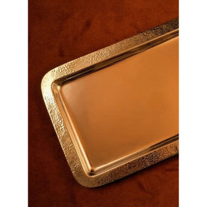 Esta bandeja rectangular de metal para servir presenta un borde texturizado martillado que combina tonos cálidos con un estilo sofisticado para decoración. - Product Image 6