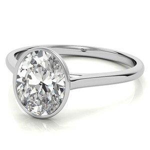 Élégante bague de fiançailles solitaire en moissanite ovale incolore de 2 carats, sertie clos en or blanc massif 10K, pour demande en mariage - Product Image 3