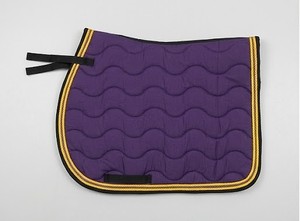 Tapis de selle anglais matelassé violet avec bordure en corde dorée – Couverture de selle équestre personnalisée pour la vente en gros et la fabrication OEM - Product Image 4