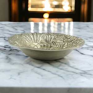 Bol en métal artisanal de luxe avec un design vintage sculpté pour la décoration de la maison et le service des aliments - Product Image 1