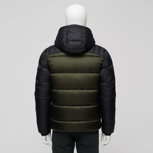 Blouson matelassé bicolore personnalisé, corps vert, manches noires, à capuche, manteau d'hiver rembourré, fermeture éclair isolée, broderie frontale. - Product Image 3