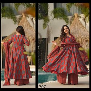 Nuevo diseñador 3 piezas hermoso impreso Kurti, parte inferior con la colección Dupatta superior e inferior PURE MASLIN con trabajo impreso digital - Product Image 2