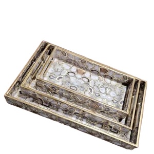 Plateau en bois élégant et moderne avec finition dorée, revêtement époxy, décoration d'intérieur, plateau émaillé imprimé multicolore - Product Image 1