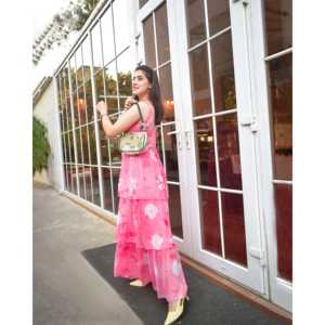 Robe trapèze rose bonbon tie-dye à volants, taille XS, en mousseline respirante avec taille naturelle - Product Image 3