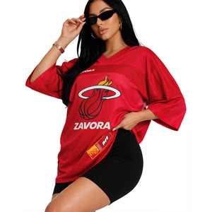 เสื้อฟุตบอลตาข่ายคอวีสีแดงราคาส่งถูก ปักลายได้ตามสั่ง สไตล์สตรีทแวร์วินเทจ เสื้ออเมริกันฟุตบอลสำหรับผู้หญิง จากซัพพลายเออร์ - Product Image 1
