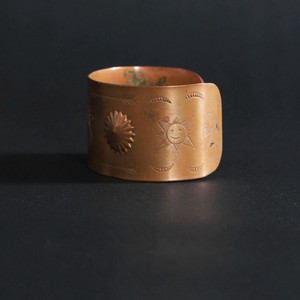 Brazalete Abierto de Cobre Grabado Texturizado, Hecho a Mano, Personalizado, Joyería Energética de Bienestar Terapéutico para Navidad - Product Image 1