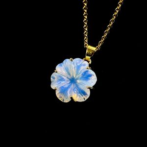 Colgante de flor de opalita AAA tallado a mano, collar de cristal con flor para mujer, colgante de piedra preciosa de opalita natural para mujer, venta al por mayor - Product Image 1