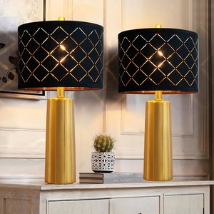 Lampe de table en laiton massif de luxe avec abat-jour en tissu élégant, éclairage d'appoint moderne pour chambre et salon - Product Image 1