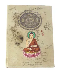 Papel de acabamento antigo da cor da creme com palitos antigos e símbolos impressos no papel como caderno da cobertura dura