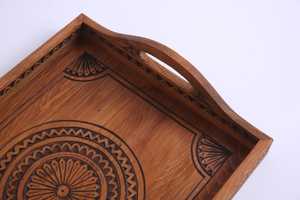 Plateau décoratif en bois léger et durable, idéal pour organiser les essentiels et servir les aliments - Product Image 2