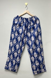 Ensemble de pyjama d'été pour femmes, en coton doux et écologique, imprimé chat bleu, chemise boutonnée et pantalon assorti, ensemble de détente - Product Image 4
