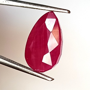 Pierre précieuse naturelle en rubis africain de 7,90 carats, taille poire, facettée, non montée - Product Image 5