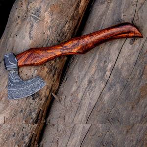 Hache Viking en acier Damas forgée à la main, personnalisée, pour le camping, avec manche ergonomique en bois et étui en cuir - Product Image 4
