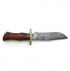 Cuchillo de Camping Hecho a Mano con Acero de Damasco, Mango de Madera Tallada y Guarda de Latón - Product Image 3
