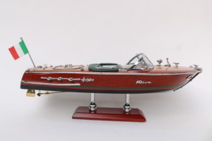Miniature de bateau rapide italien Riva Ariston, modèle 25 cm, en bois fait main, poli et peint, style art populaire, sur pied, pour souvenir ou cadeau, à poser sur table - Product Image 4