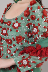 Lehenga Choli de Diseñador para Mujer con Cuentas de Flores Rojas, Adornos de Dana y Perlas, Prenda Moderna para Celebraciones - Product Image 6