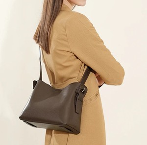Bolso Tote de Hombro Minimalista Extra Grande de Cuero Suave para Mujer, de Alta Calidad, en Cuero Vacuno, Colores Personalizados al por Mayor para Chicas - Product Image 3