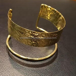 Graceful Charm Premium Brass Cuff Pulsera ajustable hecha a mano para mujer para la elegancia diaria - Product Image 1