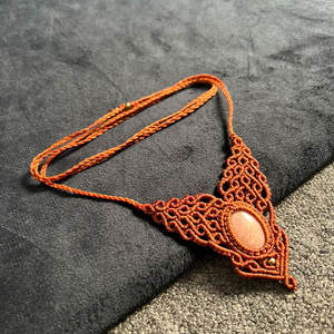 Collar de Macramé Hecho a Mano con Piedra Lunar Melocotón, Colgante de Macramé Naranja Intrincado, Gema Natural, Joyería Boho de Cristal Curativo - Product Image 1