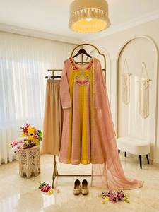 Conjunto de top Salsa Crush Butti con cuentas y lentejuelas de diseño, con pantalón de microseda y dupatta, completamente cosido y listo para usar. - Product Image 5