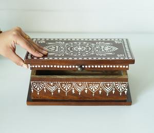 Caja de Joyería de Madera con Incrustaciones de Hueso de Excelente Calidad para Anillos, Collares y Pendientes, Caja Decorativa de Madera Hecha a Mano de Lujo Disponible para la Venta - Product Image 4