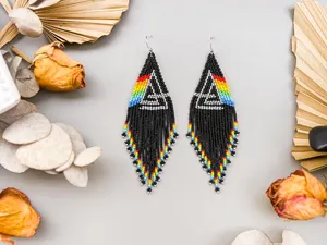 Pendientes de Flecos Triangulares con Cuentas Negras y Arcoíris, Estilo Boho, Coloridos, Geométricos, en Oferta - Product Image 6