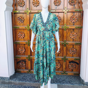 Robe longue décontractée d'été en soie pour femme, style vintage, simple, écologique, respirante, anti-plis, ample, à volants, col en V et manches flottantes - Product Image 1