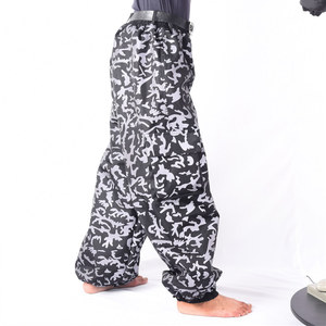Pantalon de neige surdimensionné de style nouveau avec détail imprimé guépard réfléchissant sur toute la surface, isolation thermique, poignets élastiques et taille ajustable - Product Image 1