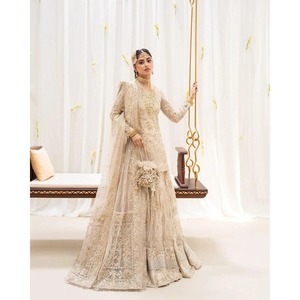 Vestido de Novia Pakistaní, Traje Sharara Indio, Color Champán Dorado, Adornado a Mano, Dupatta de Tela, Manga Larga con Flecos, para Recepción - Product Image 3