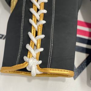 Nouvel ensemble de boxe personnalisé Fly pour l'entraînement et la protection, gants de kickboxing en cuir à lacets noirs pour arts martiaux - Product Image 4