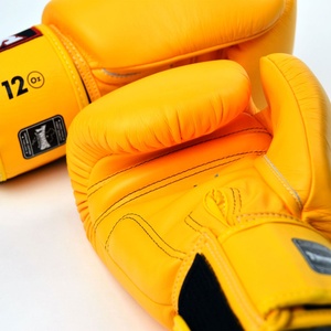 Guantes de Boxeo Twins IP-300 para Kick Boxing y Muay Thai, Guantes de Entrenamiento Profesional con Cierre de Gancho y Bucle, 100% Cuero Genuino - Product Image 2