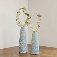 Juego de Jarrones de Piso Dorados Elegantes y Lujosos con Escultura de Hojas en la Parte Superior, Diseño Decorativo Texturizado para Decoración de Interiores del Hogar y Bodas