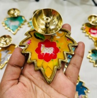 Lampe à huile en laiton faite à la main, motif vache et veau, lampe de temple décorative traditionnelle, 4 pouces, décoration festive, cadeau Diwali, Jaipurios UV