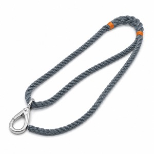 Cordón de poliéster premium trenzado gris con detalles naranjas y clip metálico para tarjetas de identificación, llaves y credenciales. - Product Image 4