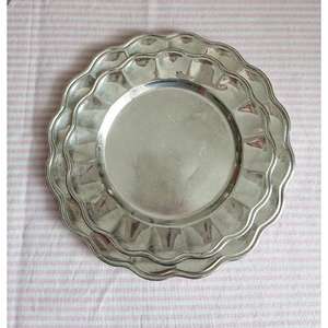 Assiette de présentation antique en laiton avec bordure florale, vaisselle décorative argentée, assiette de présentation en laiton, utilisation en restaurant et hôtel, sans danger pour les aliments - Product Image 3