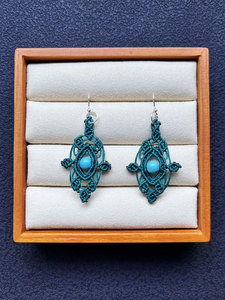Boucles d'oreilles pendantes géométriques en macramé plaqué or certifiées IGI, pierre turquoise, style bohème, bijoux pour femmes, confectionnées en fil de lin - Product Image 4
