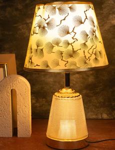 Lámpara de mesa moderna de cristal con pantalla con patrón de hojas doradas, LED E27, luz cálida de 2700K para decoración de dormitorio - Product Image 1