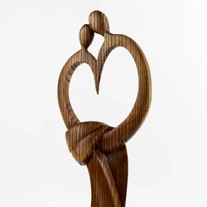 Sculpture en bois « Amour sincère » : Statuette romantique de couple en bois pour tables et bureaux - Product Image 2