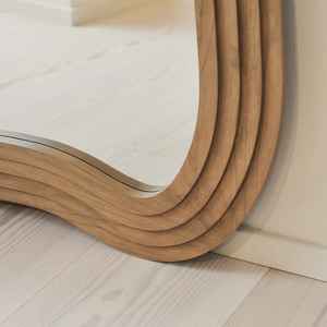 Miroir sur pied sculptural moderne fait main écologique à cadre en bois superposé pour salon et chambre - Product Image 2