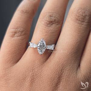 Bague de fiançailles classique en or blanc 10K avec diamant de laboratoire taille marquise 1 carat, trois pierres et pierres latérales taille baguette, certifiée IGI - Product Image 5
