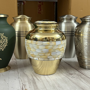 Urne funéraire Evana Premium en laiton naturel doré avec incrustation de nacre, artisanale, durable, 200 pouces cubes, pour cendres humaines - Product Image 3