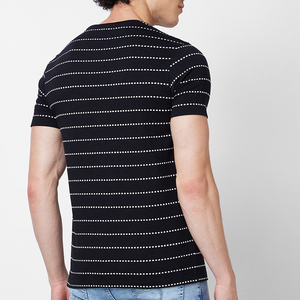 เสื้อยืดแขนสั้นลายจุดสีดำสำหรับผู้ชายทรงปกติแบบลำลองคอกลม - Product Image 4