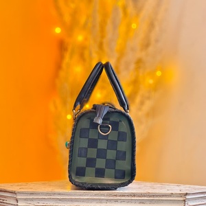 Bolso Grande de Lujo Venus Leathers, Impermeable, Portátil, de Poliéster Ligero y Cuero Genuino, con Cremallera Única, Diseño Floral y de Letras - Product Image 3