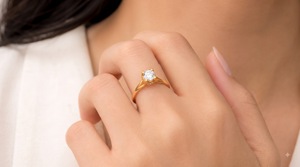 Anillo de Compromiso Clásico con Diamante Solitario Cultivado en Laboratorio, Halo Oculto con Detalle de Cuentas, Certificado IGI, Oro Amarillo con Baño de Rodio - Product Image 3