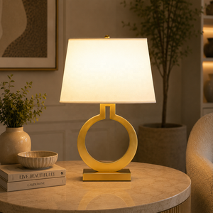 Lámpara de Mesa Halo Crest de Metal con Base de Anillo de Hierro Dorado Cepillado, Pantalla de Tela Premium, Iluminación Ambiental Cálida para Interiores de Lujo - Product Image 1