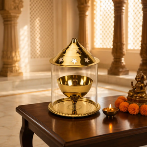 Grand lampéon en laiton pour huile, recouvert d'un couvercle cylindrique en verre et d'un couvercle en forme de dôme à motifs étoilés. Disponible à prix de gros. - Product Image 1